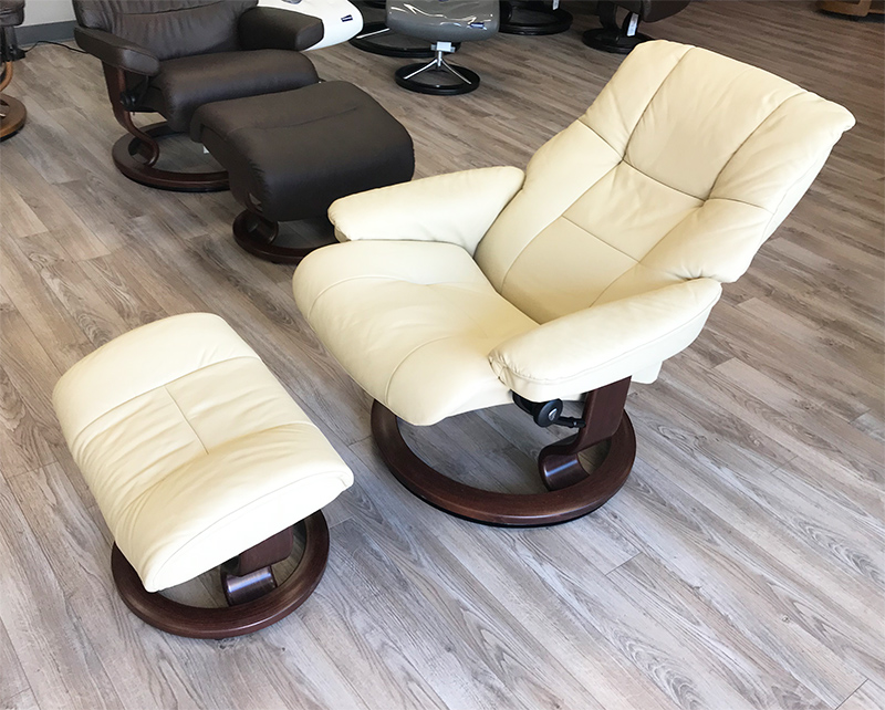 Stressless Chelsea Small Mayfair Paloma Kitt Leather Recliner Chair and Ottoman by Ekornes